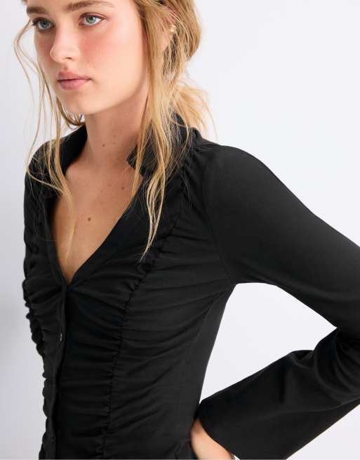 Stradivarius chemise à col V froncée noire, 4 de 5