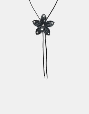 Stradivarius - Choker-Halskette in Schwarz mit Blumendetail in Lederoptik