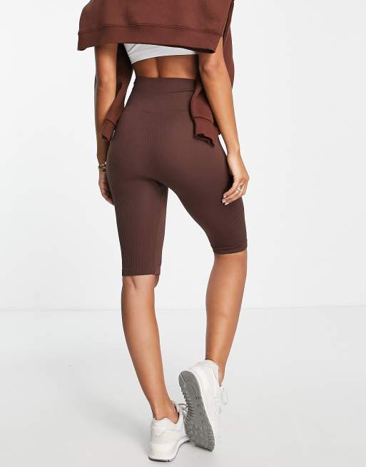 Stradivarius – Chokladbruna ribbade leggingsshorts i seamless-design, 2 av 4