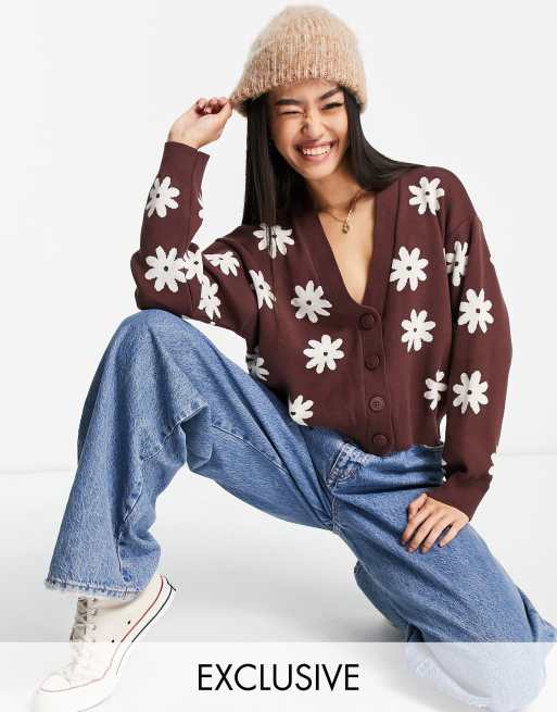 Stradivarius - Chokoladebrun cardigan med margerit-mønster