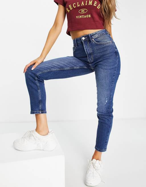 Stradivarius – Ciemnoniebieskie dopasowane mom jeans ze stretchem 