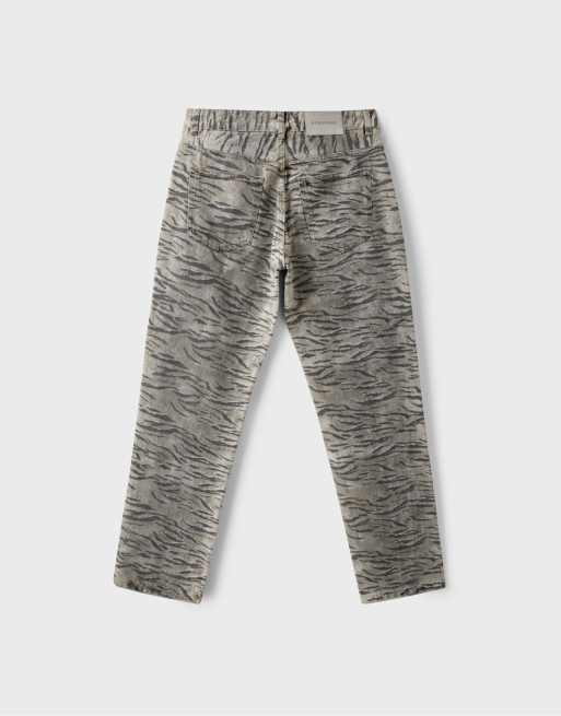 Stradivarius Cigarette print jeans in vanilla, 7 of 7