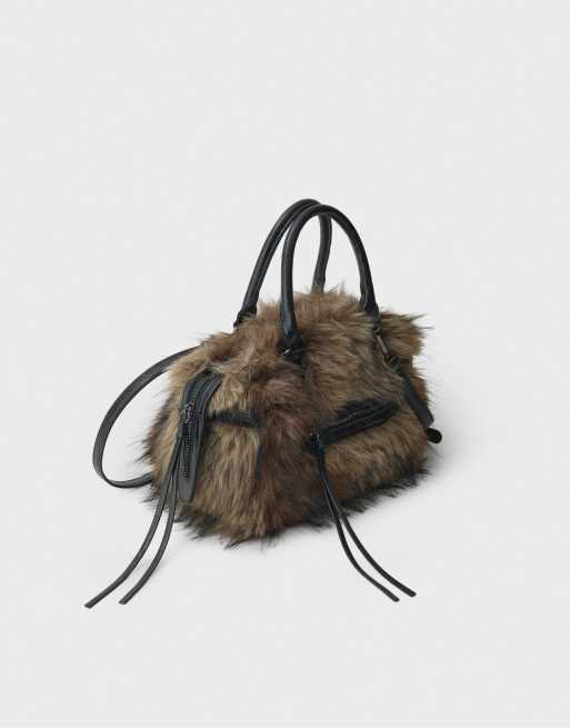 Stradivarius city-axelremsväska med fuskpäls i brunt, 4 av 4