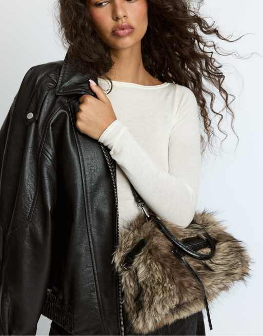 Stradivarius city crossbody-taske med imiteret pels i brun, 3 af 4