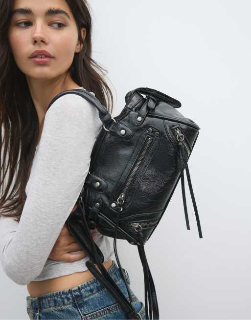 Stradivarius City-Tasche mit Nieten und Reißverschlussanhängern in Schwarz, 2 von 4