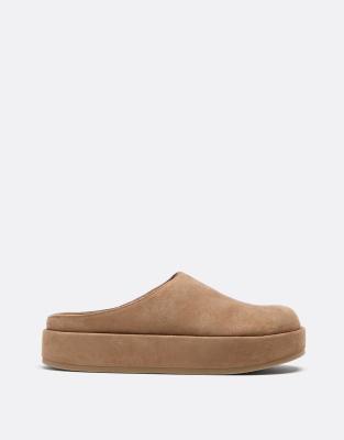 Stradivarius - Clogs in beiger Lederoptik mit Plateausohle-Neutral