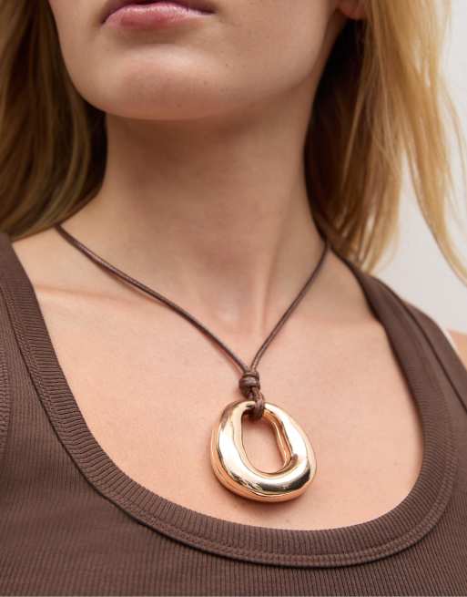 Stradivarius - Collana in corda con charm color oro