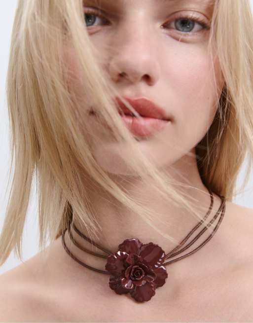 Stradivarius - Collana in corda marrone con fiore in metallo
