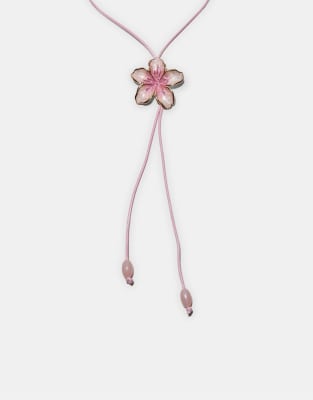 Stradivarius - Collier en cordon avec fleur en émail - Rose pastel