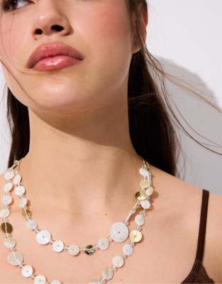 Stradivarius - Collier long à boutons - Écru-Blanc