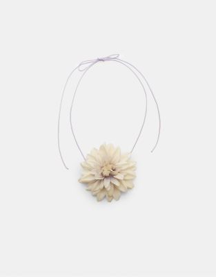 Stradivarius - Collier ras de cou avec fleur en tissu - Blanc