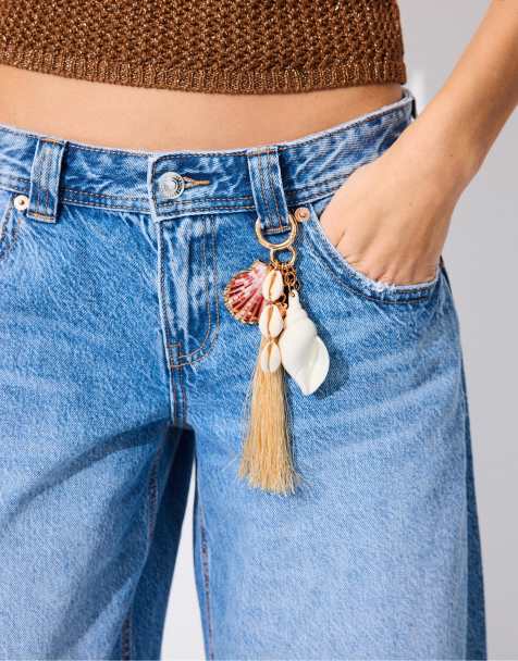 Stradivarius Conch shell charm keyring in gold - view 1