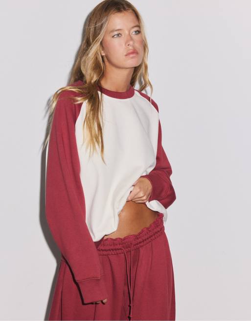 Stradivarius Contrast cropped sweatshirt in dark red, 5 of 7