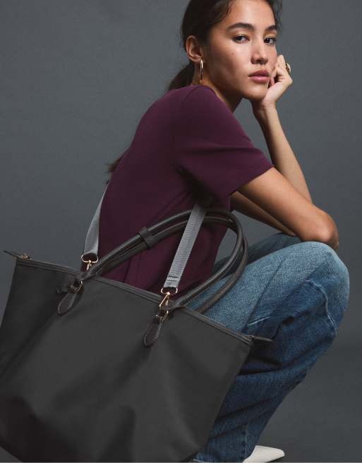 Stradivarius Contrast crossbody shopper bag in dark grey, 3 of 4