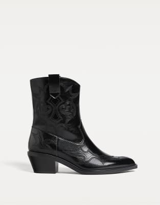 Stradivarius - Cowboy-Ankle-Boots in Schwarz mit Absatz