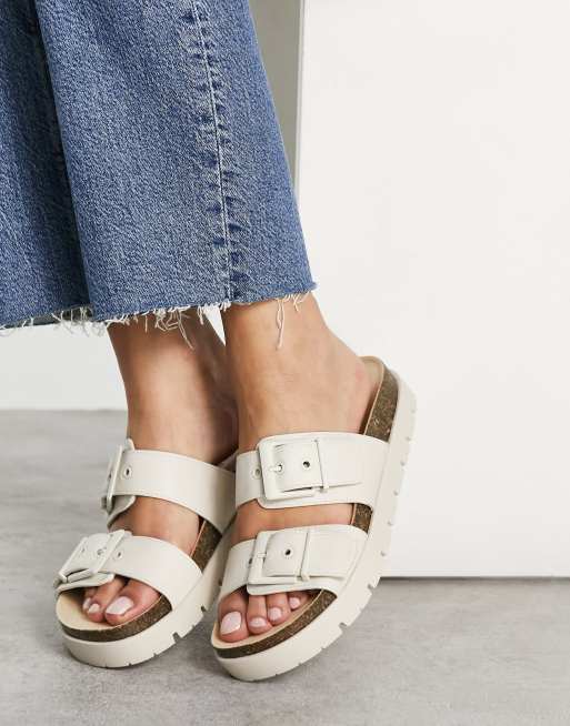 Stradivarius - Cremehvide sandaler med dobbelte remme med spænder