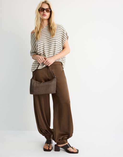 Stradivarius Crochet shoulder bag with metal fastening in brown, 2 of 5