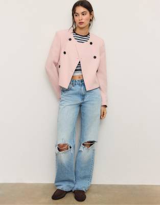 Stradivarius - Cropped-Blazer in Pastellrosa mit Rundhalsausschnitt