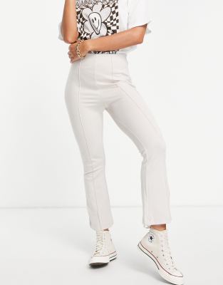 Pantalon crop flare online stradivarius