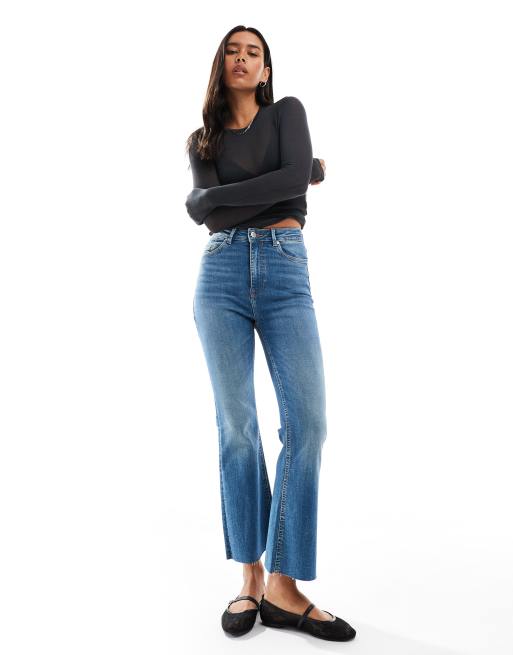 Stradivarius - Cropped flared jeans in blauw met medium wassing