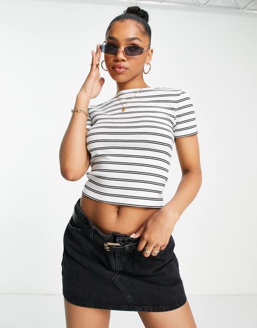 Stradivarius - Cropped hvid T-shirt med striber