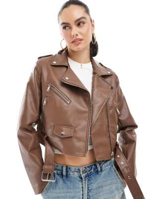 Stradivarius - Cropped-Jacke aus Kunstleder in Braun