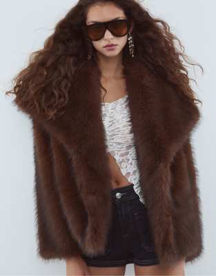 Stradivarius - Cropped-Jacke aus Kunstpelz in Braun-Brown