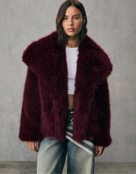 Stradivarius – Cropped Jacke aus Kunstpelz in Burgunderrot - view 1