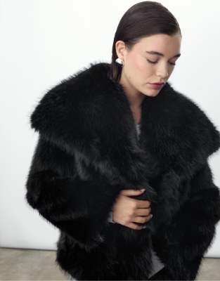 Stradivarius - Cropped Jacke aus Kunstpelz in Schwarz