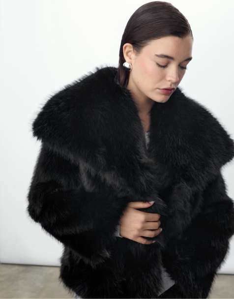 Stradivarius – Cropped Jacke aus Kunstpelz in Schwarz - view 1