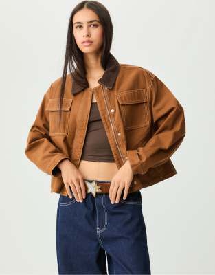 Stradivarius - Cropped-Jacke in blassem Camel mit Kontrastnähten und Taschen-Neutral