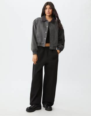 Stradivarius - Cropped Jacke in Grau mit Bleich-Effekt-Schwarz