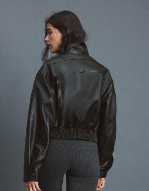 Stradivarius cropped jakke i læderlook i sort, 3 af 7