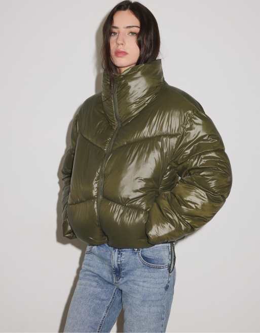 Stradivarius cropped jakke med høj hals og polstring i khaki, 2 af 7