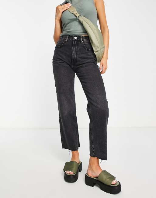 Stradivarius - Cropped jeans i denim med sort vask 