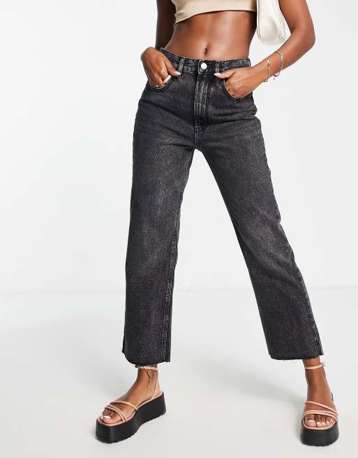 Stradivarius - Cropped jeans i denim med sort vask 