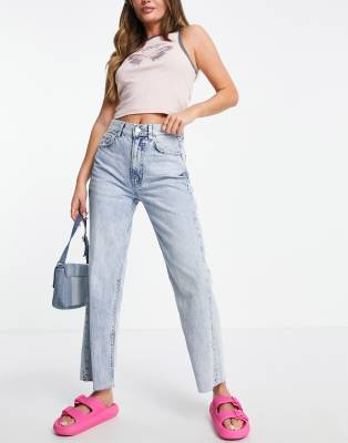 Stradivarius - Cropped-Jeans in heller Waschung-Blau