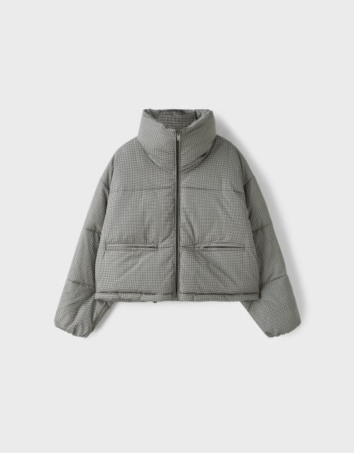 Stradivarius cropped karierte Jacke mit Polsterung und hohem Kragen in Beige, 6 von 7