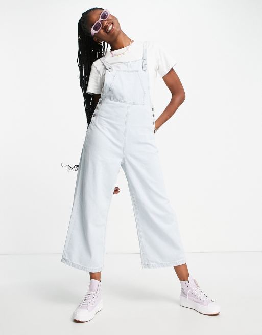 Stradivarius - Cropped overalls i denim med vidde i benene og lys vask 