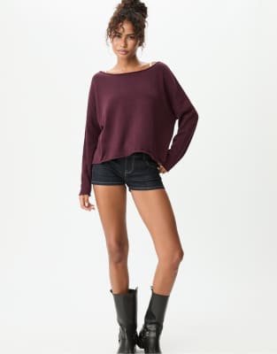 Stradivarius - Cropped-Pullover in Burgunderrot mit U-Boot-Ausschnitt