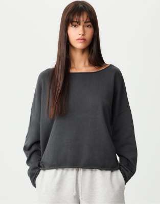 Stradivarius - Cropped-Sweatshirt in Dunkelgrau mit U-Boot-Ausschnitt