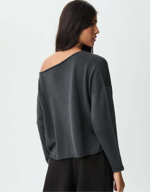 Stradivarius – Cropped-Sweatshirt in Dunkelgrau mit U-Boot-Ausschnitt, 3 von 4
