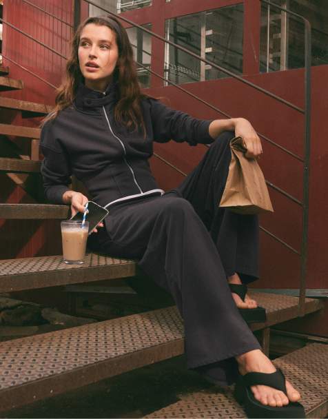 Stradivarius cropped sweatshirt met hoge hals in donkergrijs - view 1