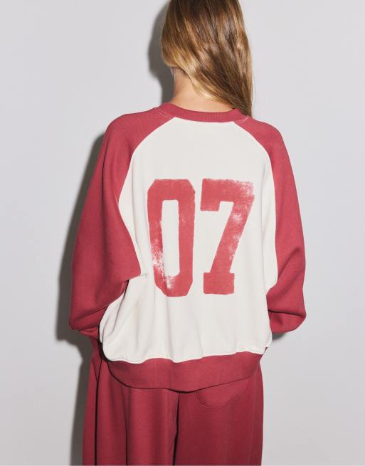 Stradivarius Cropped-Sweatshirt mit Kontrastdetails in Dunkelrot, 3 von 7