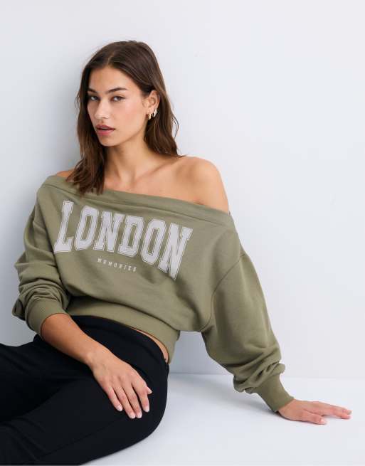 Stradivarius Cropped Sweatshirt mit U-Boot-Ausschnitt in Khaki, 2 von 7