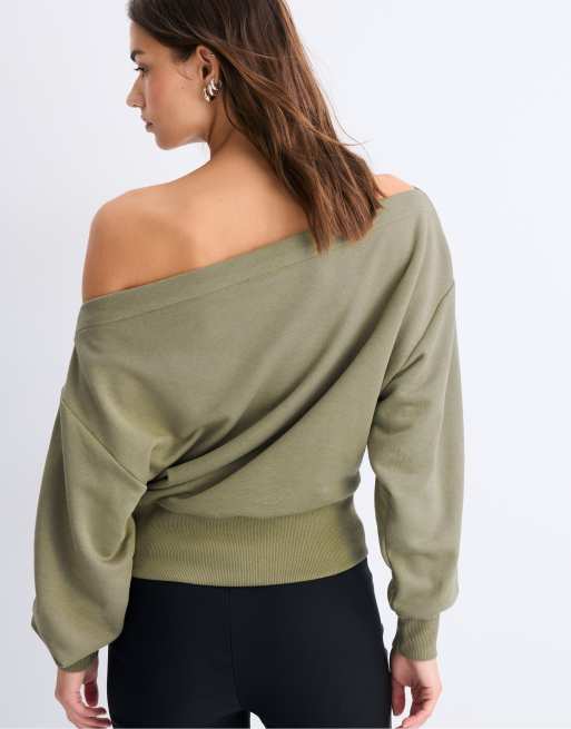 Stradivarius Cropped Sweatshirt mit U-Boot-Ausschnitt in Khaki, 3 von 7