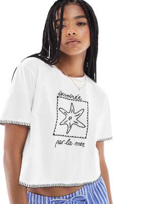 Stradivarius - Cropped-T-Shirt in Weiß mit Stickerei