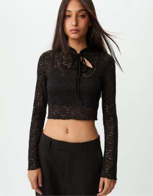 Stradivarius - Cropped-Top aus Spitze in Schwarz