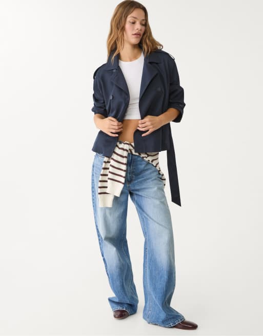 Stradivarius – Cropped Trenchcoat in Marineblau mit Gürtel ASOS