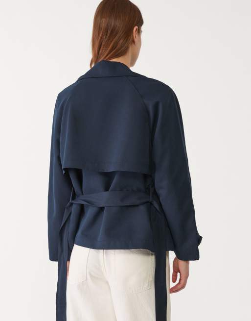 Stradivarius – Cropped Trenchcoat in Marineblau mit Gürtel , 3 von 4
